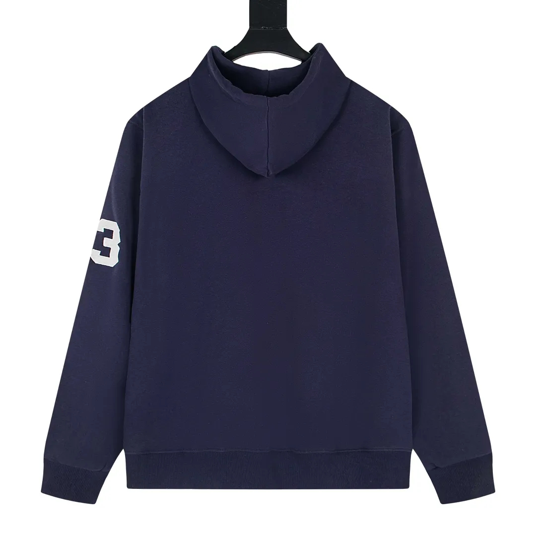 P230 model number Y869 Ralph Lauren/Ralph Lauren Malaysian embroidered zipper cardigan hooded sweatshirt. This sweatshirt is available for everyone in autumn and winter. You can wear it casually no matter how you wear it! ! This hooded sweatshirt is decorated with the simple style that represents Ralph Lauren and is paired with a pony embroidery pattern, which is three-dimensional and full! The solid color fabric paired with exquisite embroidery instantly sets it off! Hooded sports design, loose and casual fit! The overall texture is very strong! Through the pictures, we can feel the thickness and texture of custom-woven and dyed threads. The workmanship is exquisite. They are shipped from major foreign trade factories. They are all made by masters with many years of experience. Everything is of high standards and requirements! Simple and versatile model ~ Made of imported pique cotton fabric, which is super delicate and soft, close to the body without being tied. All fabrics and accessories are original custom-made and of high quality! Perfectly reflects the brand’s sense of superiority! Standard cut, comfortable stretch, unrestricted movement! Highly practical, high-end and classy! Versatile style ~ can be paired with jeans or jogging pants. Ideal for transitioning from your morning commute to weekend events! Size: S-XL Navy Black Gray